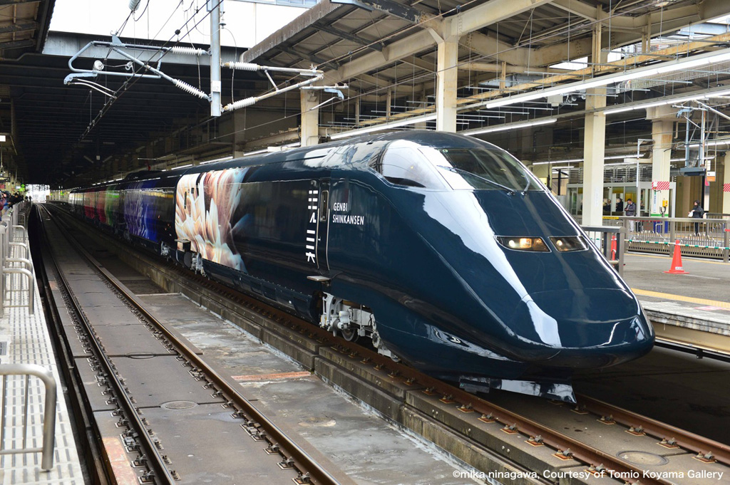 「現美新幹線」車體為蜷川實花作品〈長岡煙火〉