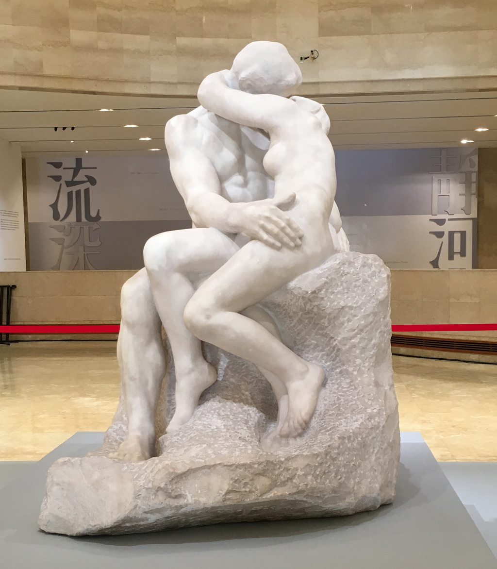 羅丹〈吻〉於展覽入口大廳一景